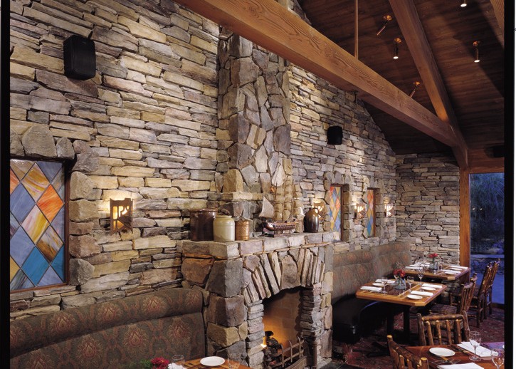 ES_Rustic-Ledge_Sawtooth-with-rubble_int_restaurant_fireplace